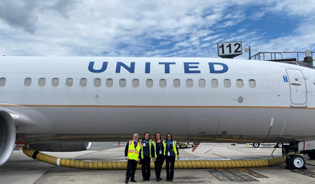 jojobils's tweet photo. @karina26104327 @united @weareunited Thank you Paola, Karina, &amp; Ronaldo for a great 2 wks in EWR!!  #uaconsistencyteam https://t.co/THI9xQrPne