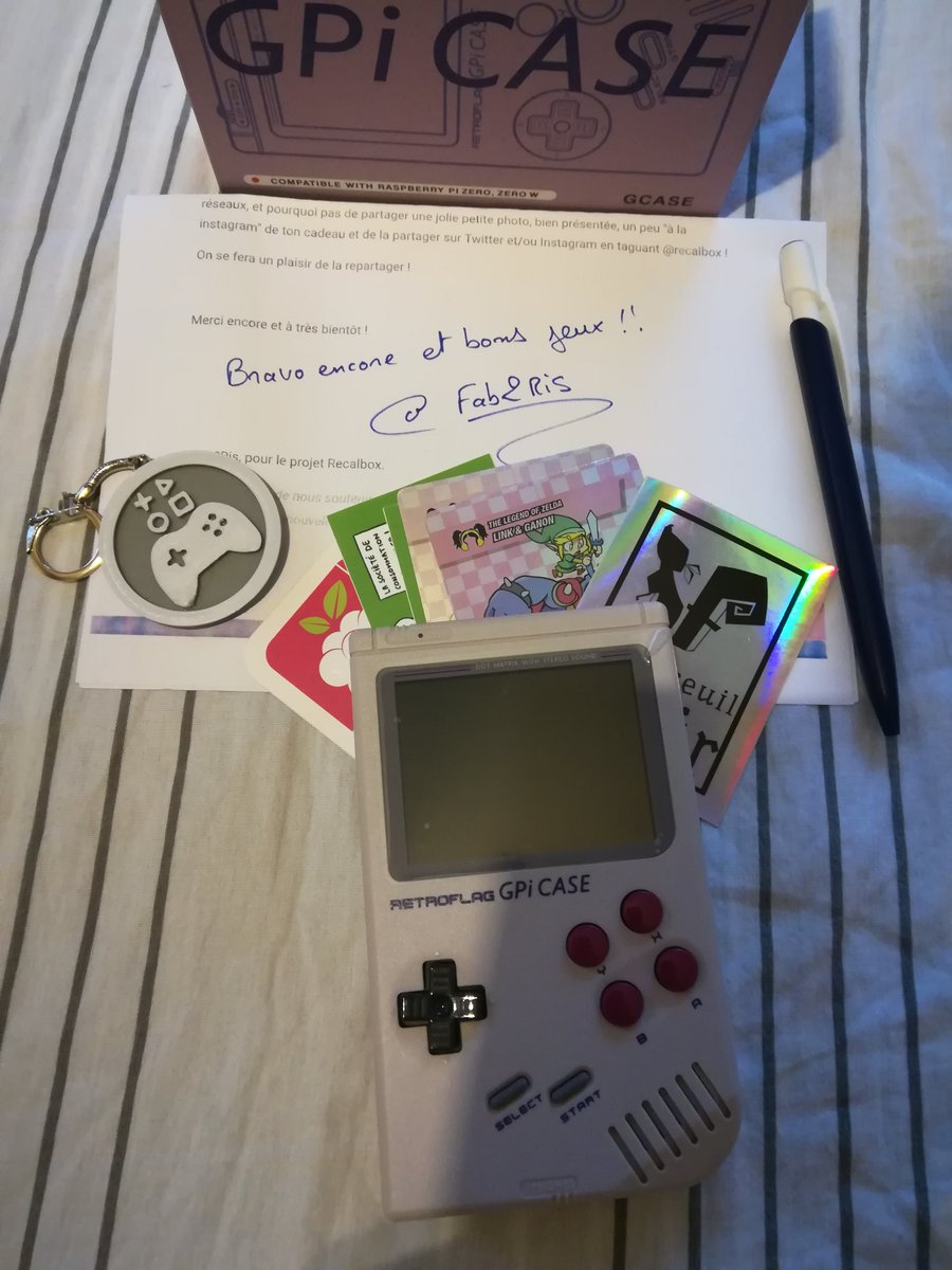exdeath74's tweet photo. J"ai bien reçu mon #GPiCase, la qualité est folle et il est trop beau 🤩
En plus j'ai eu plein de Goodies 🎉
Merci encore @recalbox et @Malysia. https://t.co/Vf2C7ISeM8