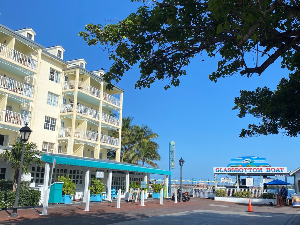 OceanKeyResort's tweet image. Check into Zero Duval and experience our sunny state of mind. Start with a welcome cocktail at the @MaddaFella bar and you are off to your vibrant Key West hideaway.

#tropicaldistancing #oceankeyresort #sunshinestate #sunsetpier #maddafella #floridakeys #noblehousehotels