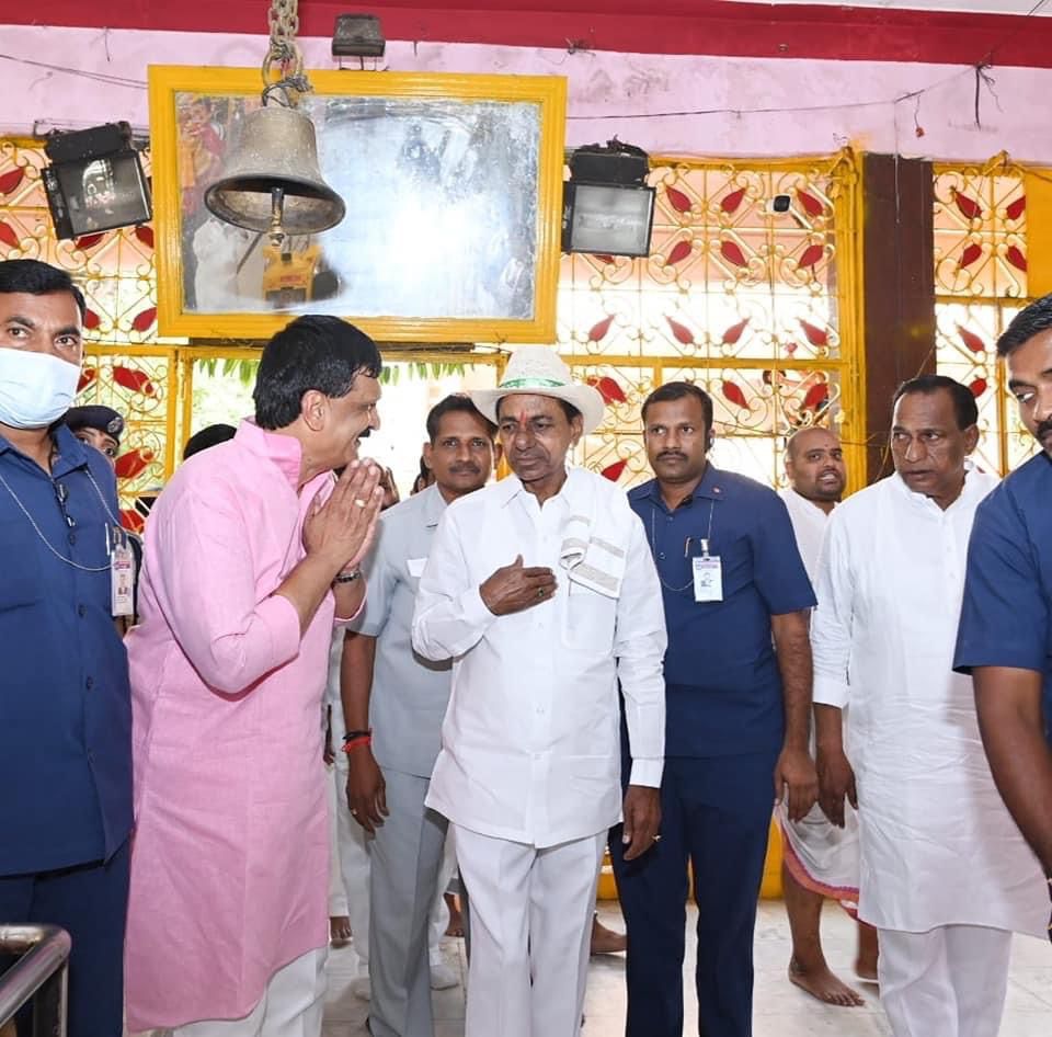 VVR_vishnurao's tweet photo. @trspartyonline  బొల్లారం ముత్యాలమ్మ దేవాలయాన్ని దర్శించుకున్న సీఎం కేసీఆర్. స్థానిక ఎమ్మెల్యే మైనంపల్లి హనుమంతరావు @MynampallyTRS &amp; @MynampallyRohit తో కలిసి అమ్మవారిని దర్శించుకున్న కేసీఆర��. భారీ బైక్ ర్యాలీ నిర్వహించిన మైనంపల్లి టీం &amp;  సోషల్ మీడియా టీం పాల్గొన్నారు. https://t.co/3L2j4rh7BW