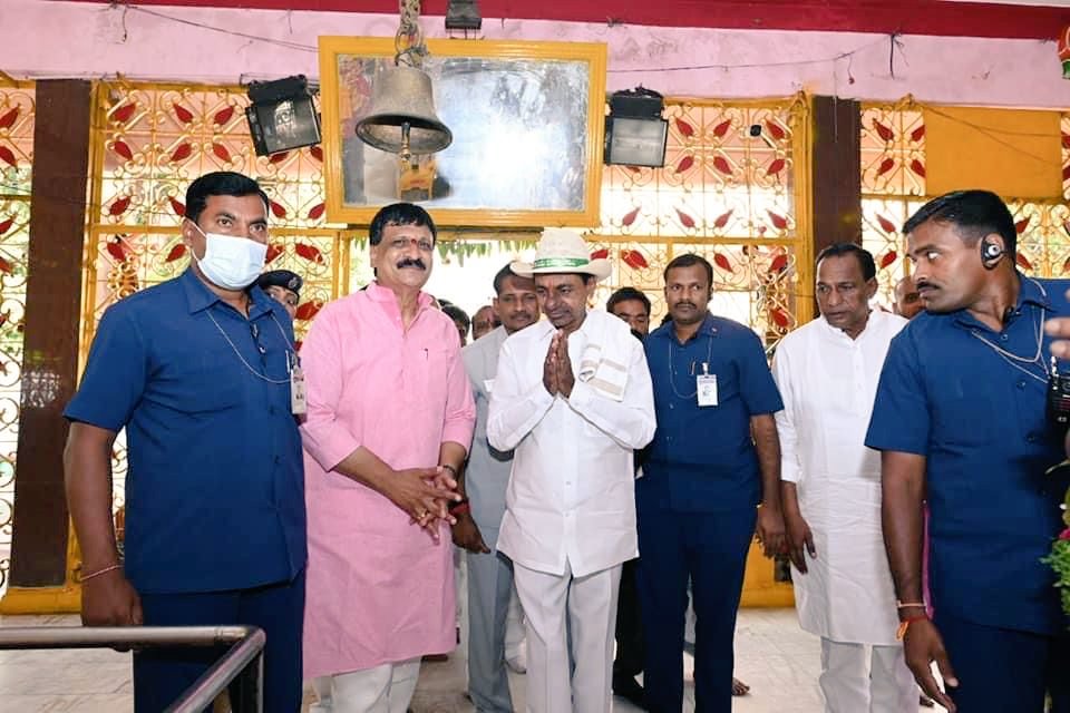VVR_vishnurao's tweet photo. @trspartyonline  బొల్లారం ముత్యాలమ్మ దేవాలయాన్ని దర్శించుకున్న సీఎం కేసీఆర్. స్థానిక ఎమ్మెల్యే మైనంపల్లి హనుమంతరావు @MynampallyTRS &amp; @MynampallyRohit తో కలిసి అమ్మవారిని దర్శించుకున్న కేసీఆర��. భారీ బైక్ ర్యాలీ నిర్వహించిన మైనంపల్లి టీం &amp;  సోషల్ మీడియా టీం పాల్గొన్నారు. https://t.co/3L2j4rh7BW