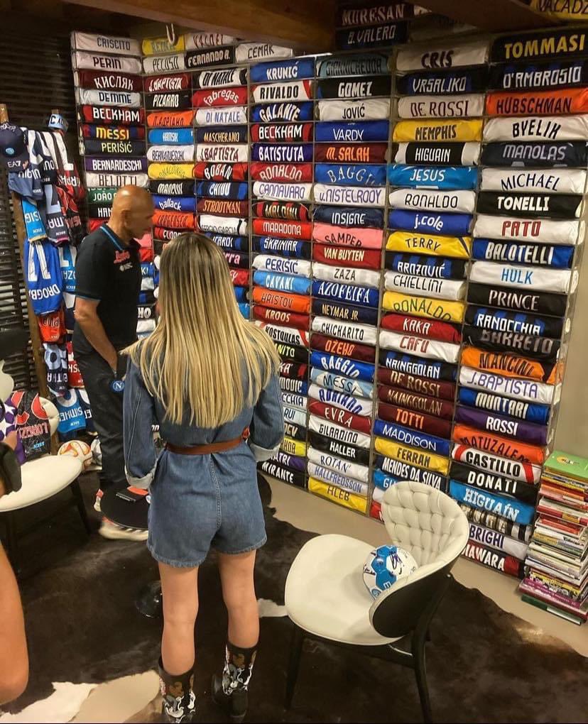 Juezcentral's tweet photo. En entrevista con DAZN, Luciano Spalletti (hoy DT del Napoli) mostró su colección personal de camisetas de fútbol, que ha venido conformando en sus casi 30 años de carrera como DT. El sueño del pibe. https://t.co/AKgNEIAzf6