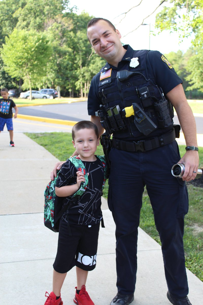 strongsvillecs's tweet photo. Lots of smiles as our students returned today - looking forward to another fantastic year! #MustangsFirstDay #BeTheDifference #WeAreStrongsville https://t.co/Zlu0qOO6fy