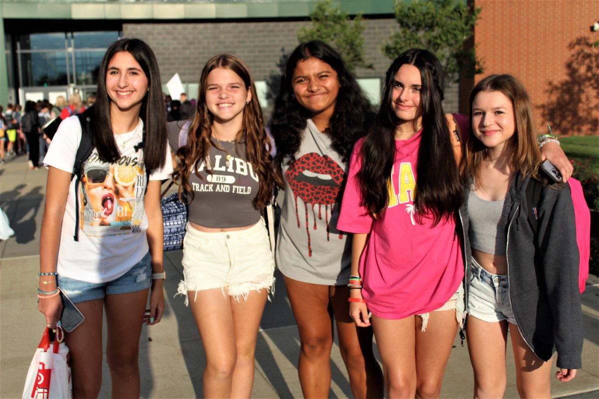 strongsvillecs's tweet photo. Lots of smiles as our students returned today - looking forward to another fantastic year! #MustangsFirstDay #BeTheDifference #WeAreStrongsville https://t.co/Zlu0qOO6fy