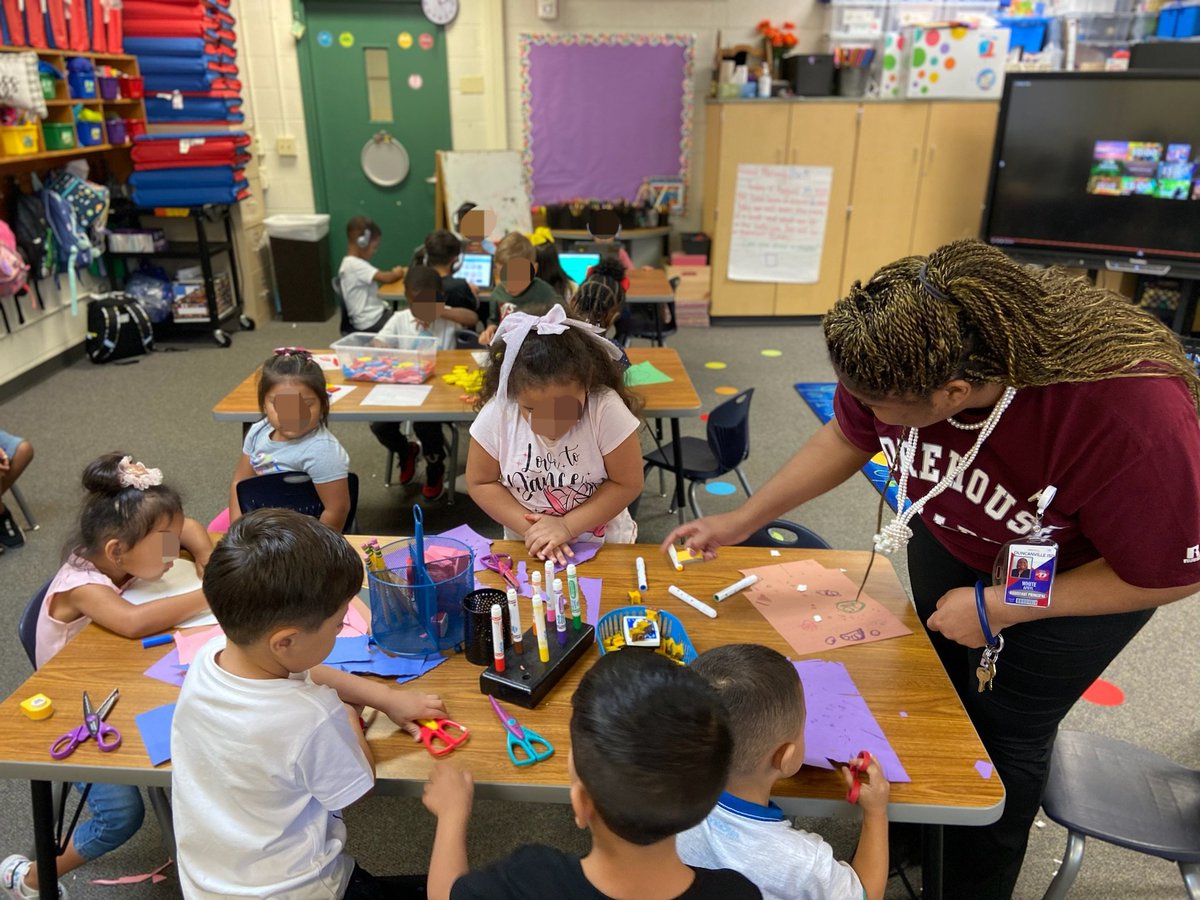 Fun times with <a href="/CraftyTeacher13/">Jasmine Coleman</a>....  The Littles definitely make me smile! Developing #FineMotorSkills and #teamwork!