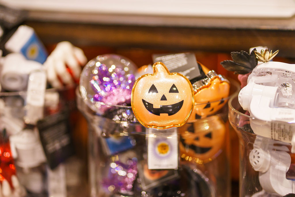 ShopTowneMall's tweet photo. Calling our BOO CREW ➡️ right this way to if you dare! 🏚️👻👀😱 The @bathandbodyworks 🎃Halloween Shop 🎃 is NOW OPEN &amp; they've unleashed ALL NEW spook-tacular products! 🧟💀🧙 Drop a 🖤 if you’re celebrating the spooky season early by heading to stores TODAY! https://t.co/GxT7M4d73i