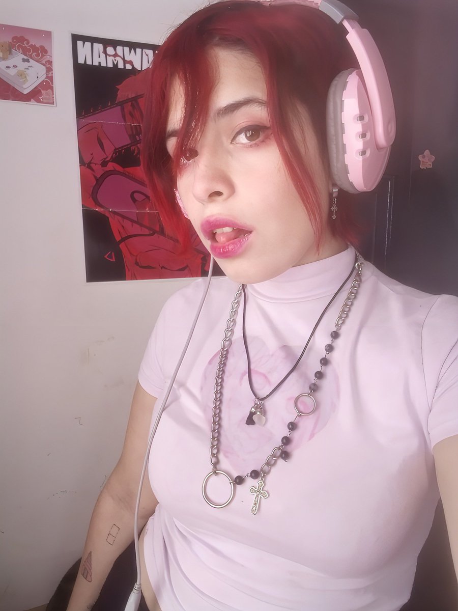 AvbStractt's tweet photo. Haciendome la gamer xd https://t.co/zxXFkyc86o