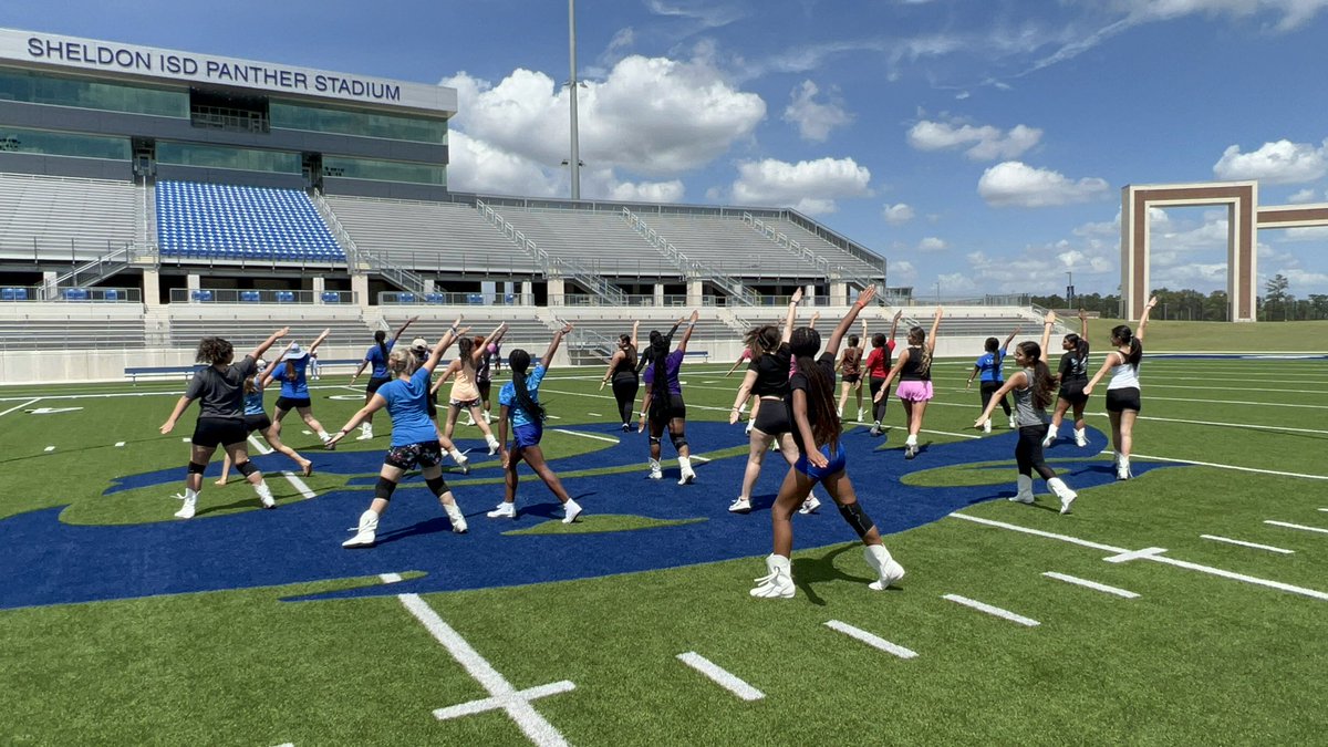 SheldonISDArts's tweet photo. Nothing like high noon in @SheldonISD for some @KingHSPanthers high kicks with @luther_brookeโs @khspantherettes! Thank you, ladies, for giving me my first steps on Panther Stadium! #SheldonFirstDay #SheldonSparks #SheldonMagicalMoments https://t.co/9KsDRX57Tf