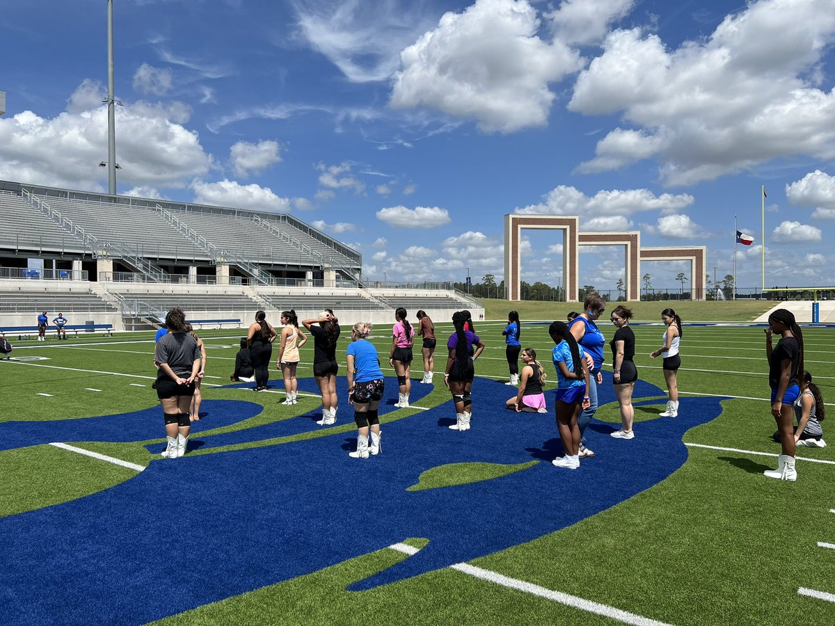 SheldonISDArts's tweet photo. Nothing like high noon in @SheldonISD for some @KingHSPanthers high kicks with @luther_brookeโs @khspantherettes! Thank you, ladies, for giving me my first steps on Panther Stadium! #SheldonFirstDay #SheldonSparks #SheldonMagicalMoments https://t.co/9KsDRX57Tf