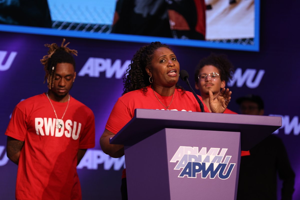 APWUnational's tweet image. “This is not just for me, we are paving the way for the ones coming behind us and we will not stop until we get it done. “
Jennifer Bates 
#1u 
Thank you, working class heroes!
@RWDSU