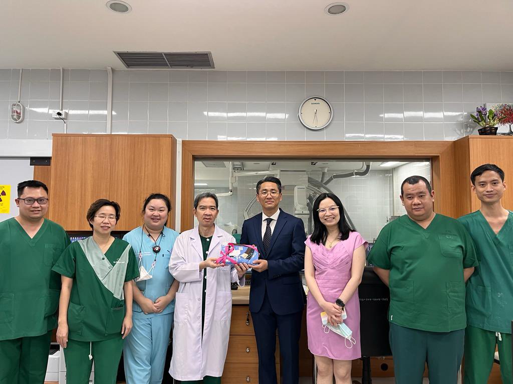 YongcheolKim2's tweet photo. #CardioTwitter #RadialFirst
<ASEAN SNUFFBOX Workshop: Day 6>
Meet Dr. Wirash & Dr.Thamarat in CENTRAL CHEST INSTITUTE in Bangkok.
We’ve done with 4 successful #LdTRA #RdTRA cases and we fantastic Thai food in the nice restaurant with all colleagues. https://t.co/QhAAB6ZiSg