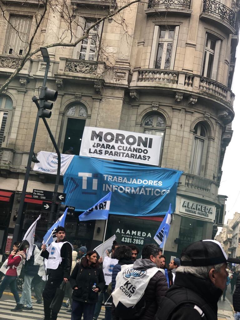 AGCArgentina's tweet photo. Las y los @informaticos_  adherimos al reclamo contra la especulación y en defensa de nuestro poder adquisitivo.
@MinTrabajoAR  Claudio Moroni: ¿Para cuándo nuestras paritarias? Exigimos se cumpla con el pedido del Presidente de la Nación @alferdez ¡y abra la mesa paritaria! https://t.co/6R6Tyg1Ji7