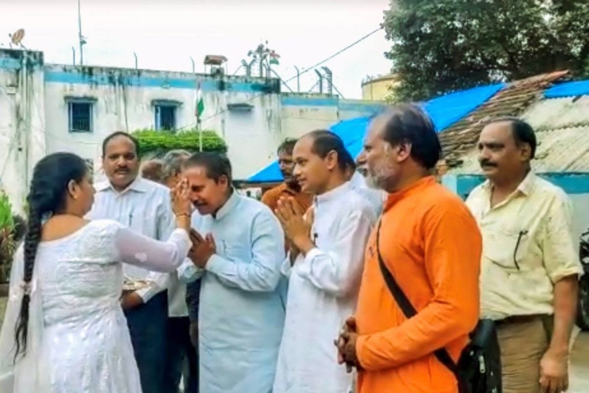 vinodkapri's tweet photo. यत्र नार्यस्तु पूज्यन्ते रमन्ते तत्र देवताः । यत्रैतास्तु न पूज्यन्ते सर्वास्तत्राफलाः क्रियाः 

की सीख पूरी दुनिया को देने वाले देश में अब बलात्कारियों की आरती-पूजा हो रही है। 

नया भारत और संस्कृति का दावा करने वालों ने कितना-कितना घिनौना समाज बना दिया है। https://t.co/1NdS0Iq1Zr