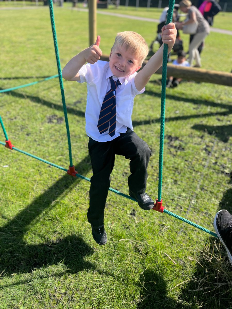 L90Steph's tweet photo. Oliver was so excited to start primary 1 today and was still smiling when he came home 🙌🏻🤩 First day of P4 for Daniel too 😍😍 
@CapshardPS @CapshardN https://t.co/phwaaGktPp