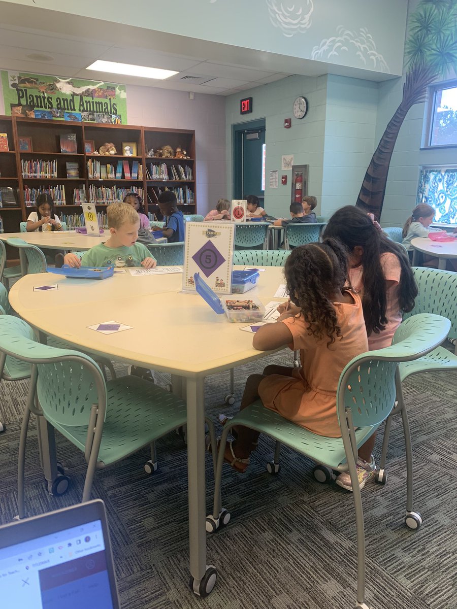 Riversidereads's tweet photo. Back in the Library Learning Commons at Riverside! #HCSLibraryMedia https://t.co/DlWq8BPSGk