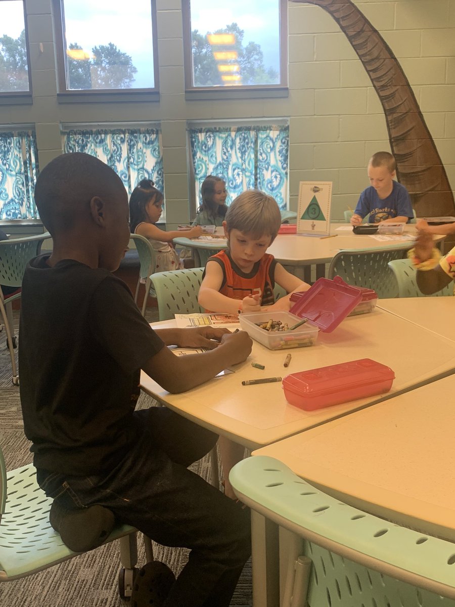 Riversidereads's tweet photo. Back in the Library Learning Commons at Riverside! #HCSLibraryMedia https://t.co/DlWq8BPSGk