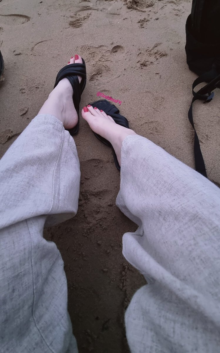 Sandy toes... sounds like a meal fit for a loser 

onlyfans.com/goddessfootkink