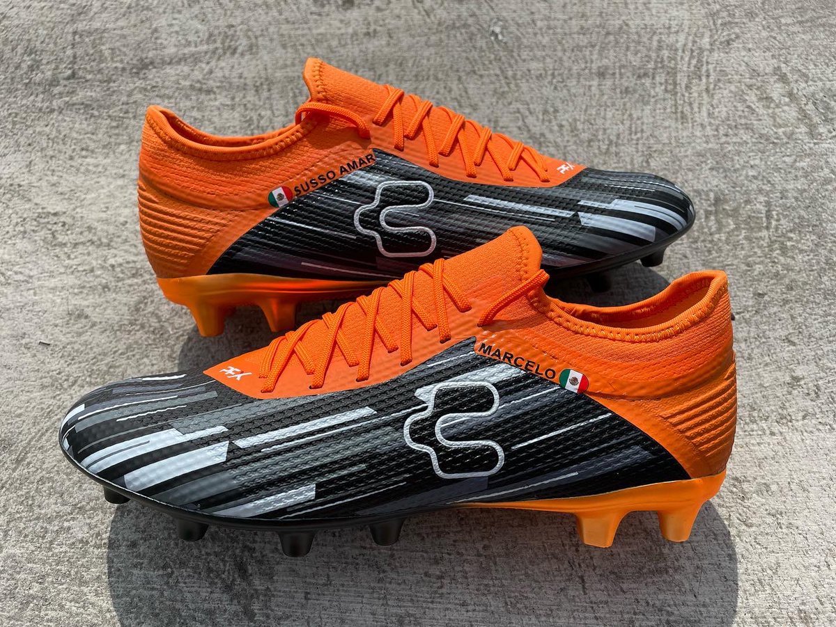 TachoMexTc's tweet photo. Un placer #entintardemagia los zapatos @CharlyFutbol #charlypfx de #gilalcala y modificar la suela de #fg a #sg #modomutante , @elcachas_ muchas gracias por la confianza #tachomex #tucalzadonuestrapasion #custom #personalizados #charly #pfx #customized https://t.co/iKi09ytQWj