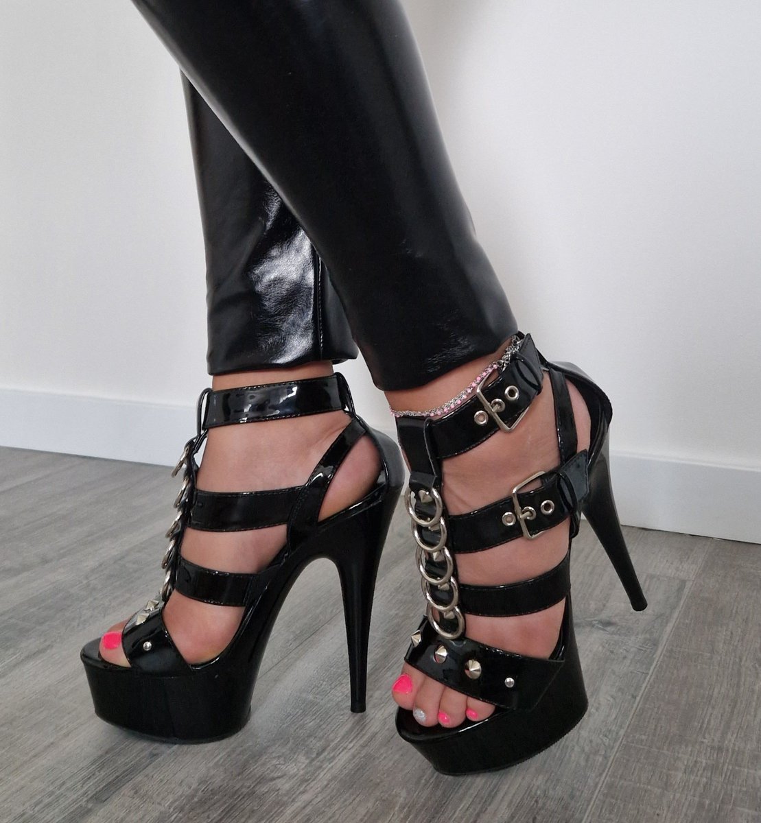 I love this colour. Looks good on me and this outfit