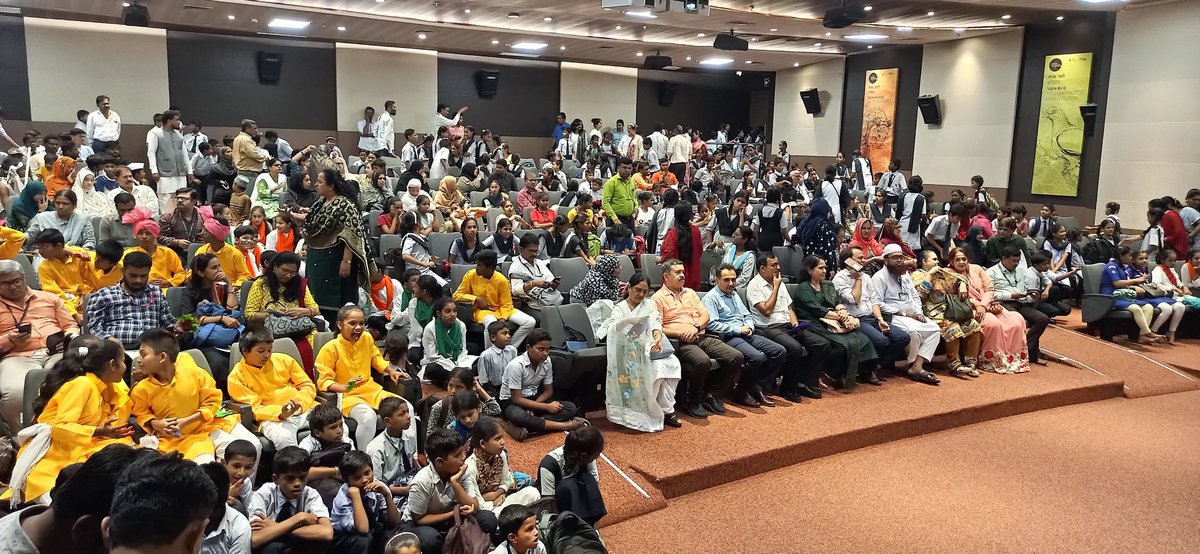 #bmc_akam
#bmcamrutmahotsav

Today 17th August was the last day of Darama presentation at Penguin Hall of Jijamata Zoo.
Trophies are Awarded to 11 schools who presented Dramas along with certificates for each participant student.Both EOs and other officers were present at event.