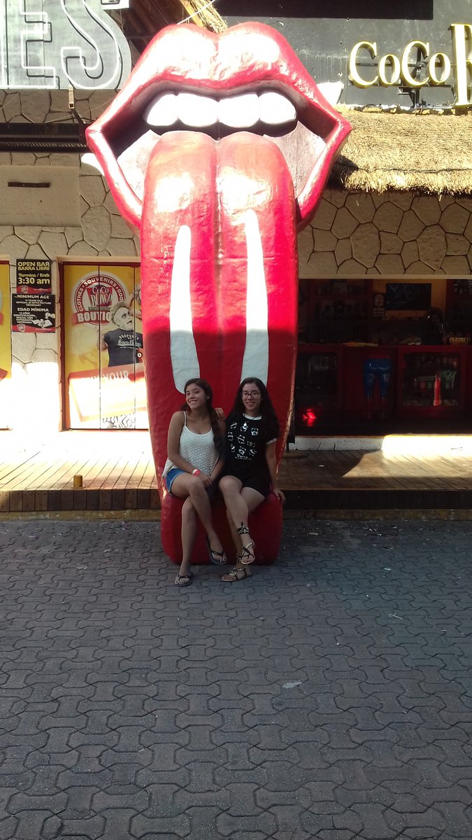 Cometadice's tweet photo. estoy intentando no llorar, con la cantidad de fotos que no recordaba y que he encontrado en un usb, mi vida si ha sido bonita después de todo.✨
Podemos apreciar a dos Karlas, siendo mejores amigas en 2015<3 https://t.co/WrfPmQ5Ynt