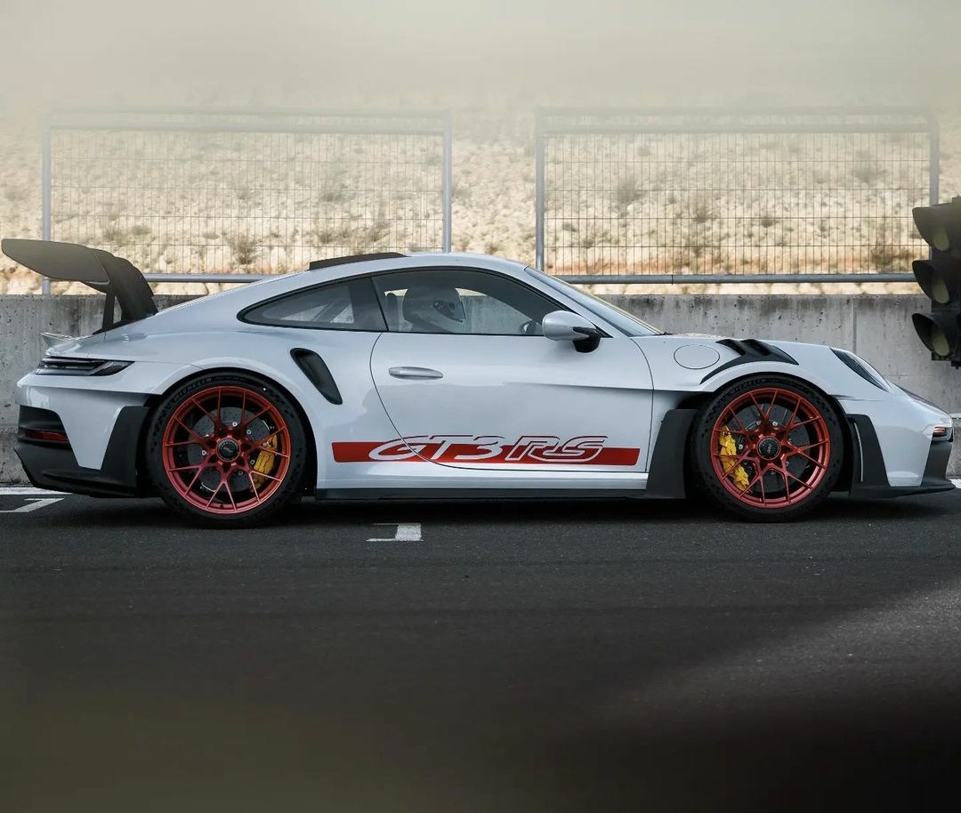 PorscheCIub's tweet photo. Brand new 992 GT3 RS https://t.co/N6DTEIEmPU