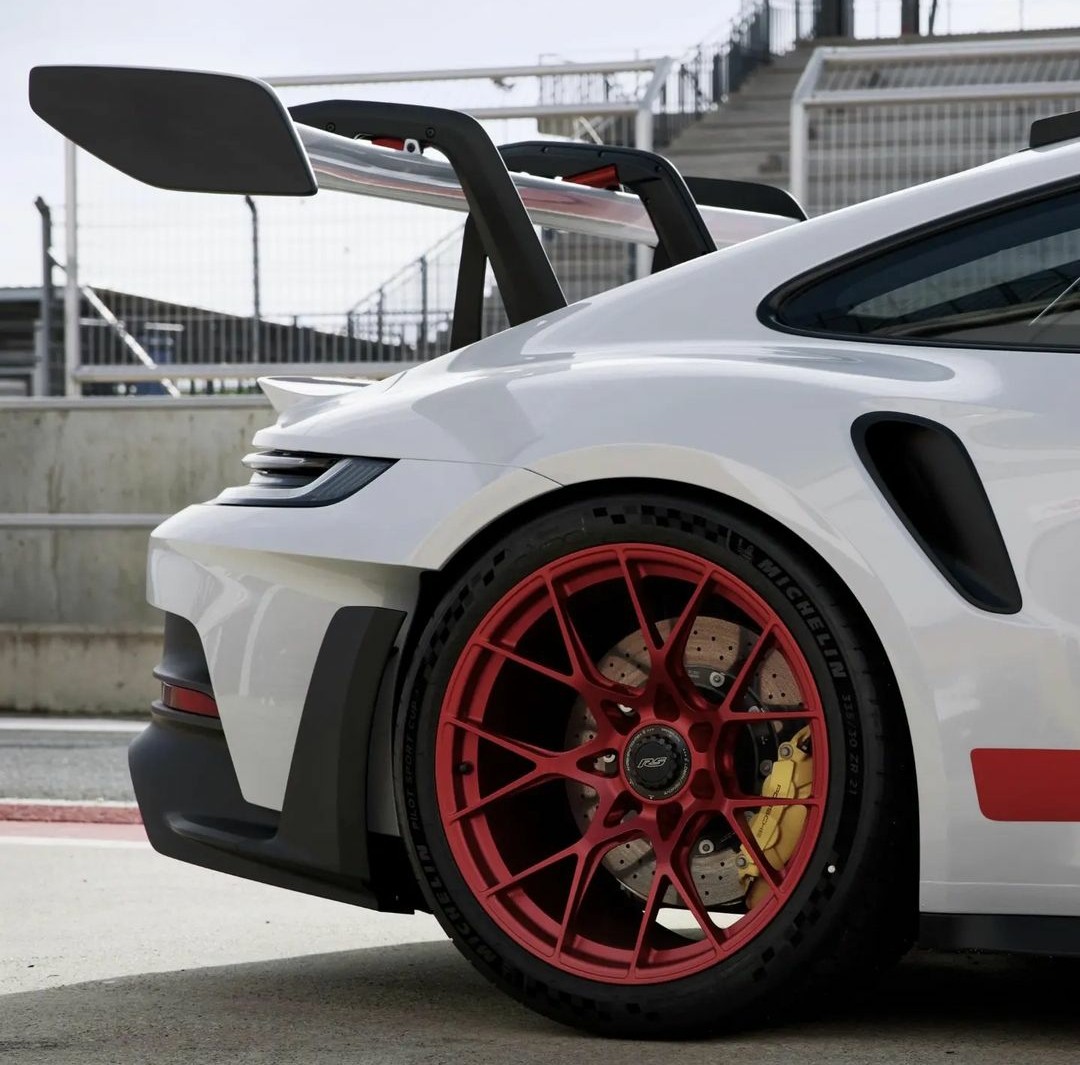 PorscheCIub's tweet photo. Brand new 992 GT3 RS https://t.co/N6DTEIEmPU