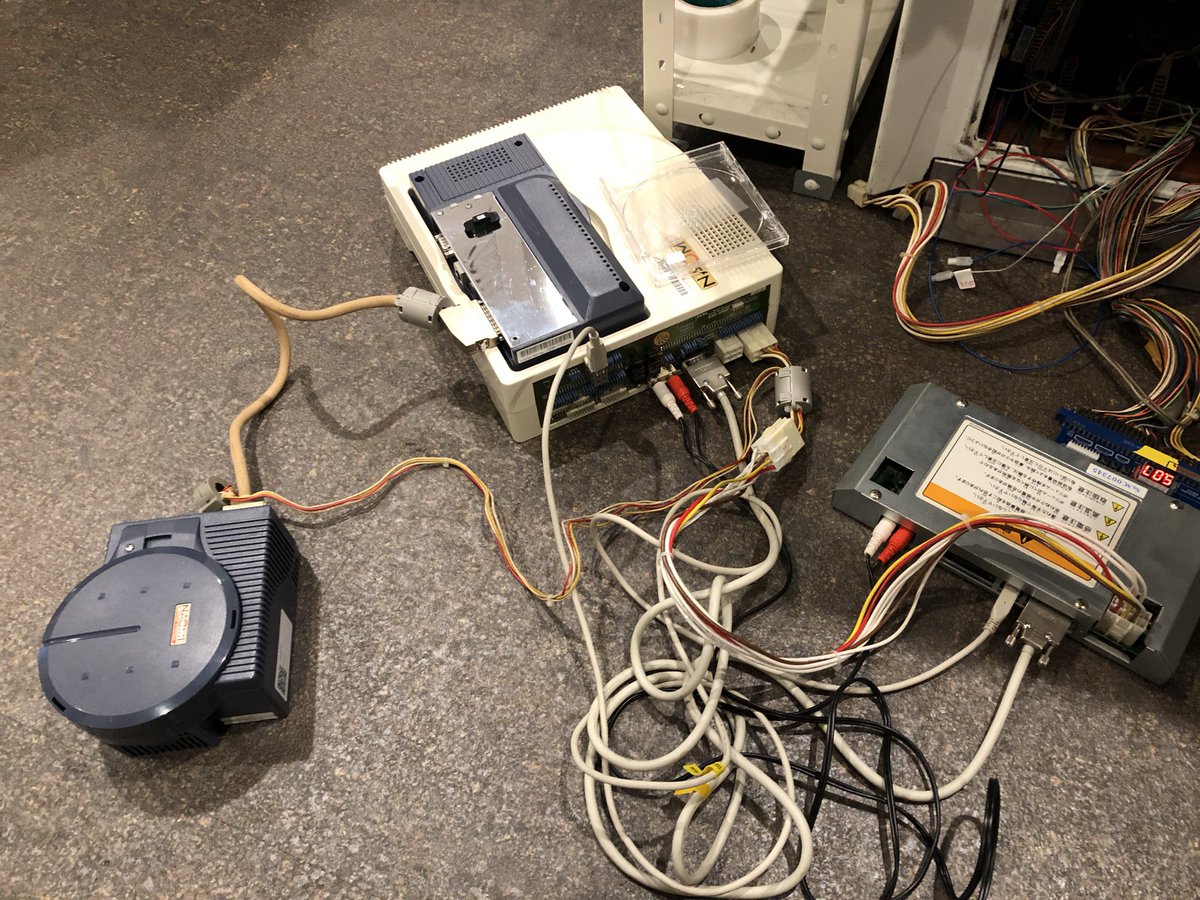 Reversal55's tweet photo. 電圧これでも足りないとかなのか、それとも故障か。

まったく立ち上がる気配すらない。

#Naomi #GDROM https://t.co/mpiiQfIWMU