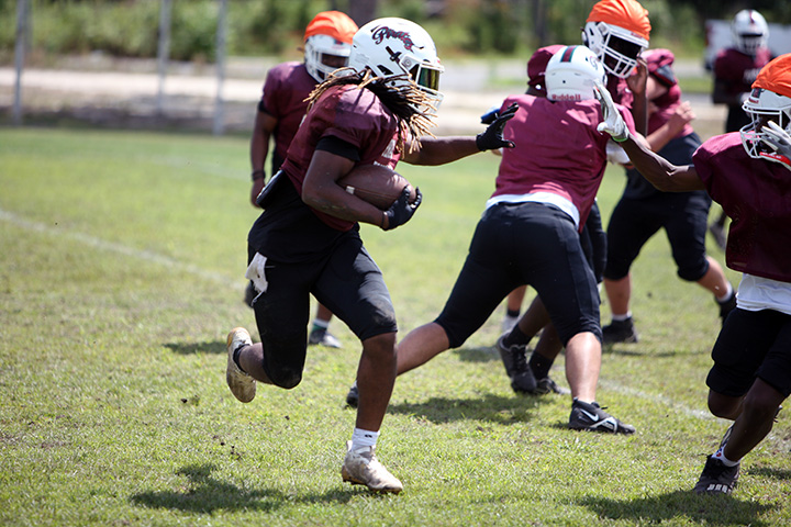 GDsullysays's tweet photo. You heard it here first, maybe the best-kept secret in SJ football, Mekhi Harvey of @cedar_football. Only 31 carries last year behind @JaquanHoward3 but averaged 9.8 ypc. This dude bout to blow up as a senior!! https://t.co/IrIlCvNAya