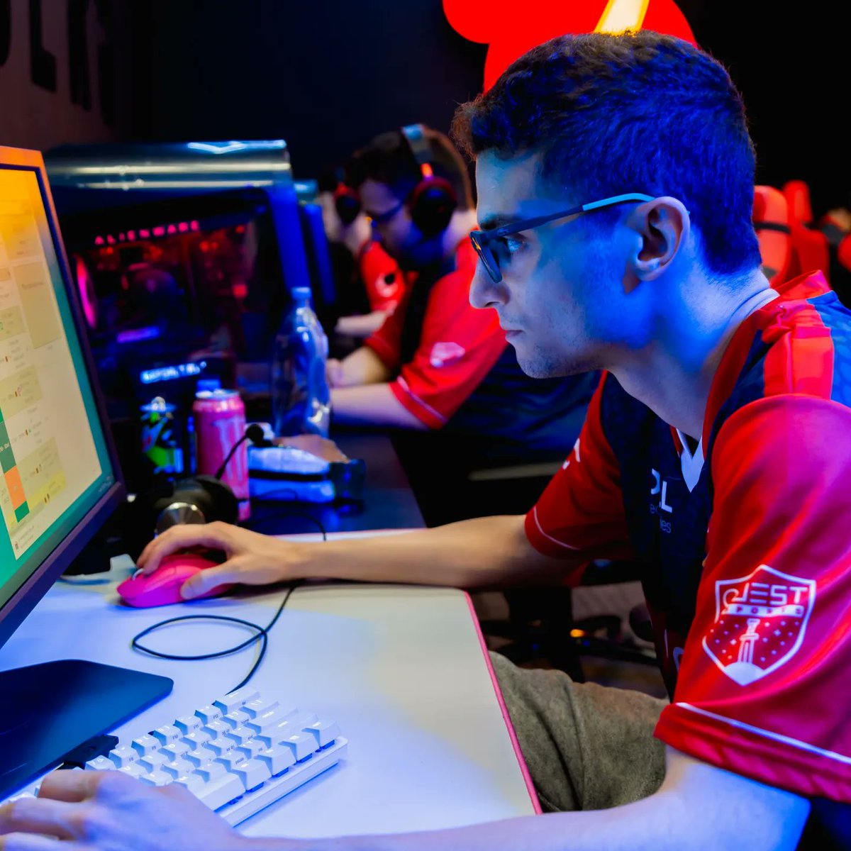 It's CS:GO high energy at our training facility in #Doha. Let's Go GO Go.⚡
الطاقة عالية والحماس كبير في مركز التدريب في ⚡#الدوحة!
#CSGO #OoredooThunders #GoThunders  #WeAreTheStorm #Qatar #قطر