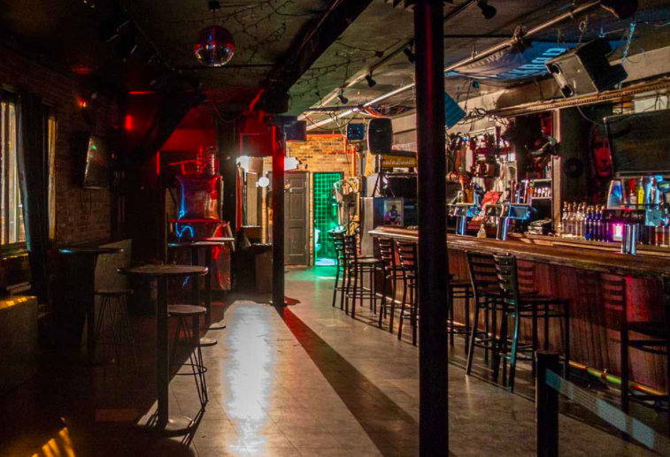 FinalExamTrivia's tweet photo. How can you look at the glory of @RockbarNY and not want to spend your evening there? Join us Monday, August 22nd, for an all-new in-person edition of Final Exam Horror Trivia, hosted by @TedGeoghegan and #MichaelGingold! 7PM! Prizes! Drink specials! Friends! Don't miss out! https://t.co/KiVHTUz6pH