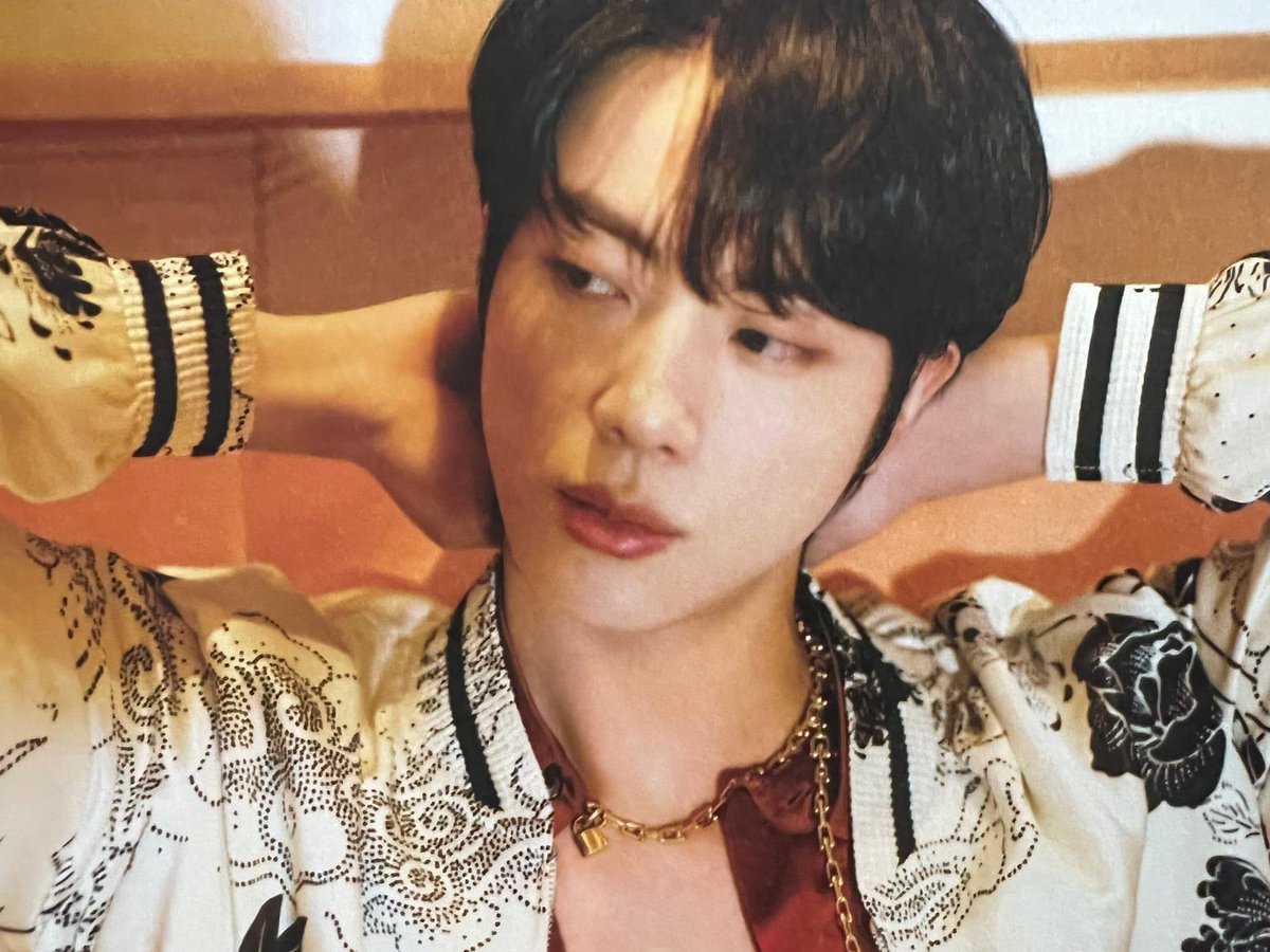 whalien_77's tweet photo. Hello, BigHit.

Jin's voice is missing from BTS' Voice Letter. He is the only member excluded from the audio. We urgently remind you that he is also a member of the group and should be treated as one. 

@HYBEOFFICIALtwt @HYBE_EDU @bts_bighit https://t.co/bXyuU4XJ4O