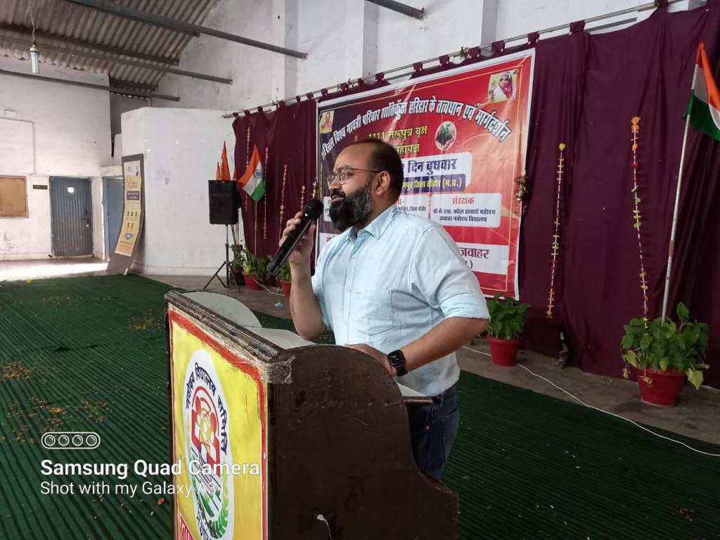 JnvSehore's tweet photo. Visit of H’ble District Collector Sh. Chandra Mohan Thakur to JNV Sehore and blessed for Plantation (1111). https://t.co/KIm7NrgLgM