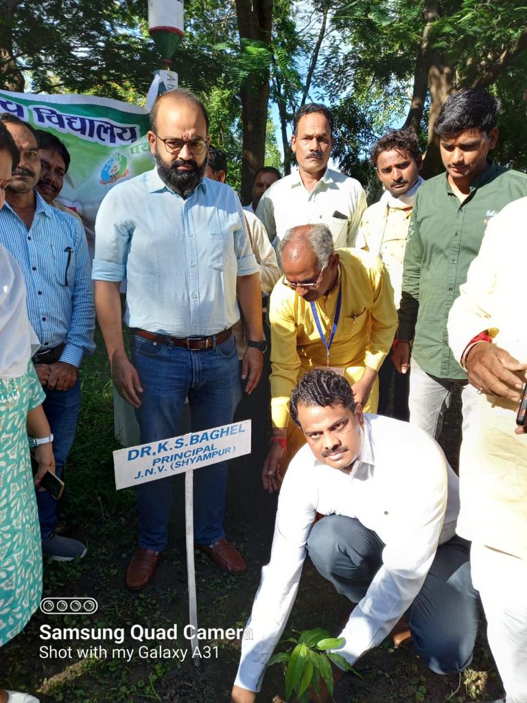 JnvSehore's tweet photo. Visit of H’ble District Collector Sh. Chandra Mohan Thakur to JNV Sehore and blessed for Plantation (1111). https://t.co/KIm7NrgLgM