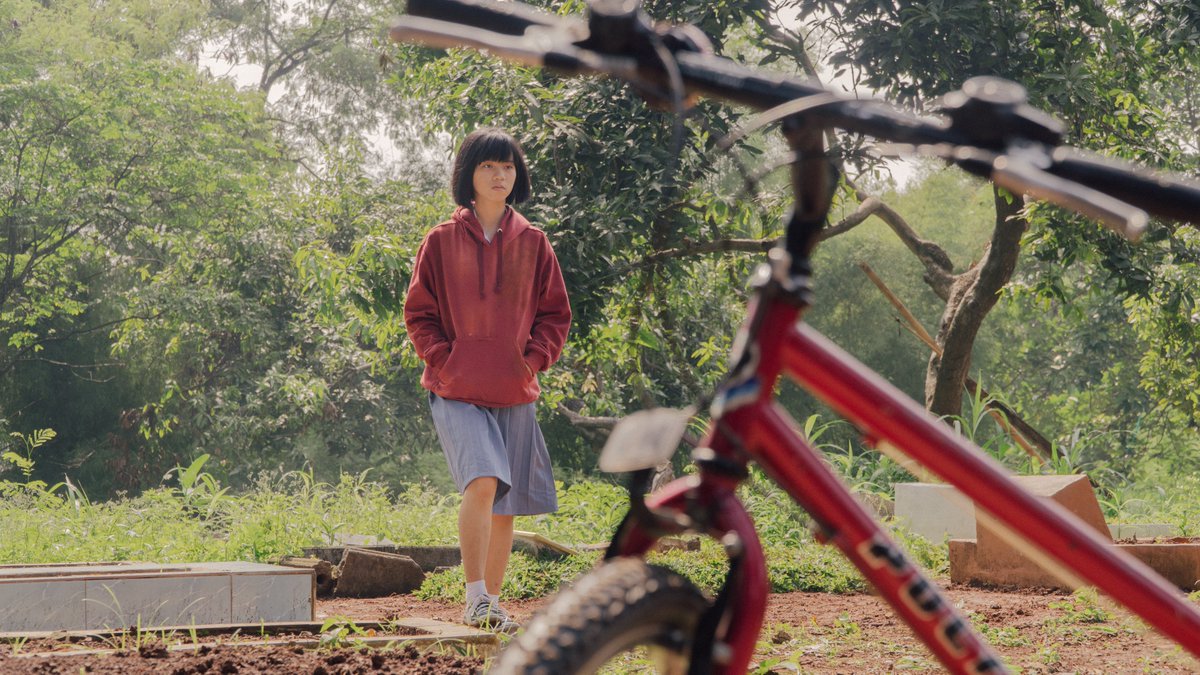 A Daughter’s Lullaby
Gisella Levy,  Indonesia, 2022

Jeje masih bergumul dengan kematian sang ayah. Di tengah pencarian rasa damai serta hubungannya yang tak acuh dengan sang ibu, ia harus kembali menghadapi luka yang selama ini ia pendam.