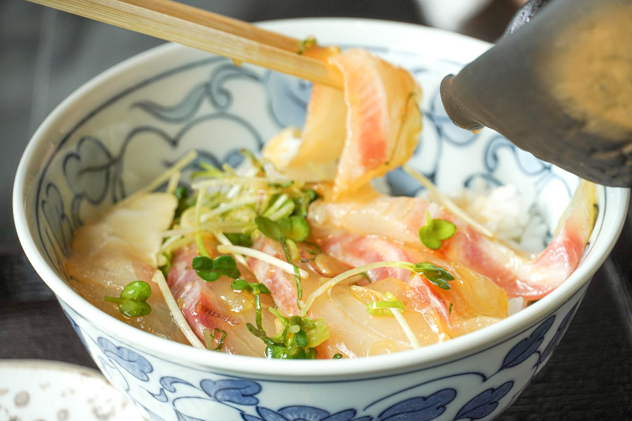 mtow_0521's tweet photo. 本日8月18日は #お米の日 🍚

どっちが食べたいですか？？

いいね❤️→兵庫古民家カフェの自家製米
https://t.co/WcoI7hMLRn

RT♻️→宇和島の漁師飯風鯛めし
https://t.co/Y6EzBNbC0j https://t.co/xEYjh1Kn9N