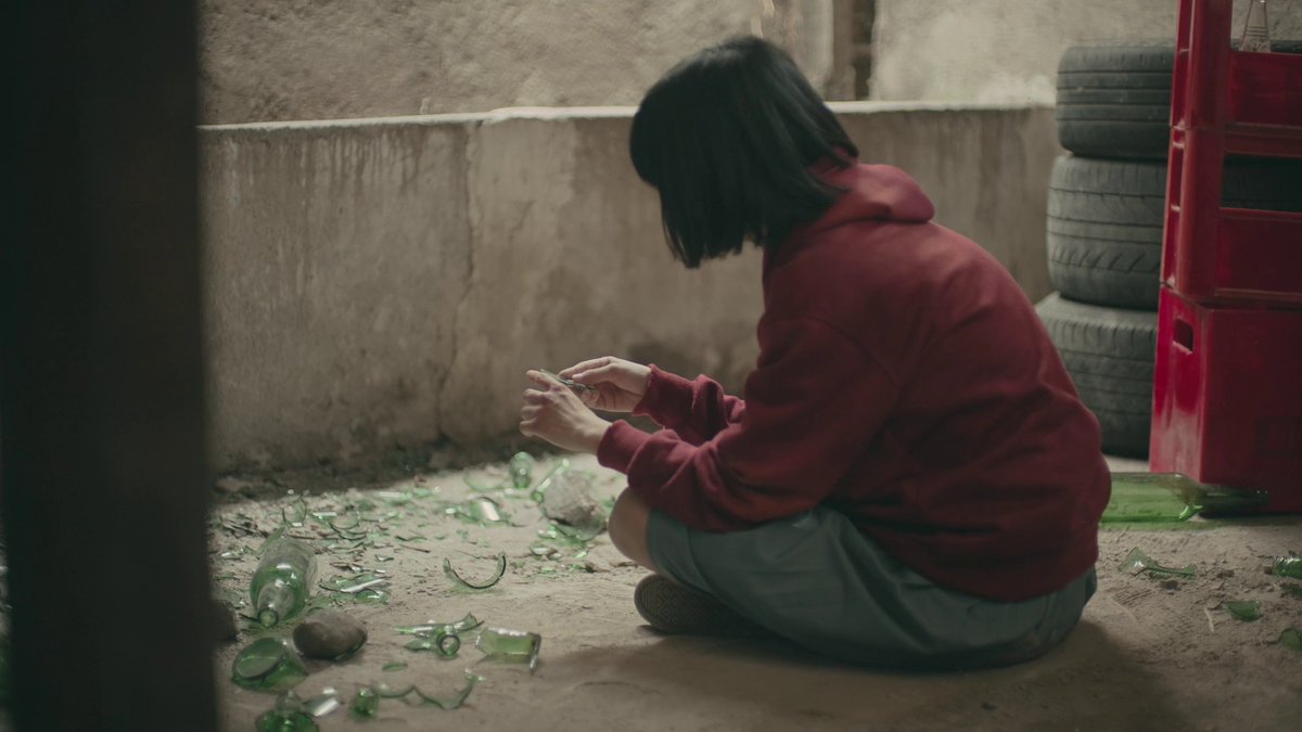 A Daughter’s Lullaby
Gisella Levy,  Indonesia, 2022

Jeje masih bergumul dengan kematian sang ayah. Di tengah pencarian rasa damai serta hubungannya yang tak acuh dengan sang ibu, ia harus kembali menghadapi luka yang selama ini ia pendam.