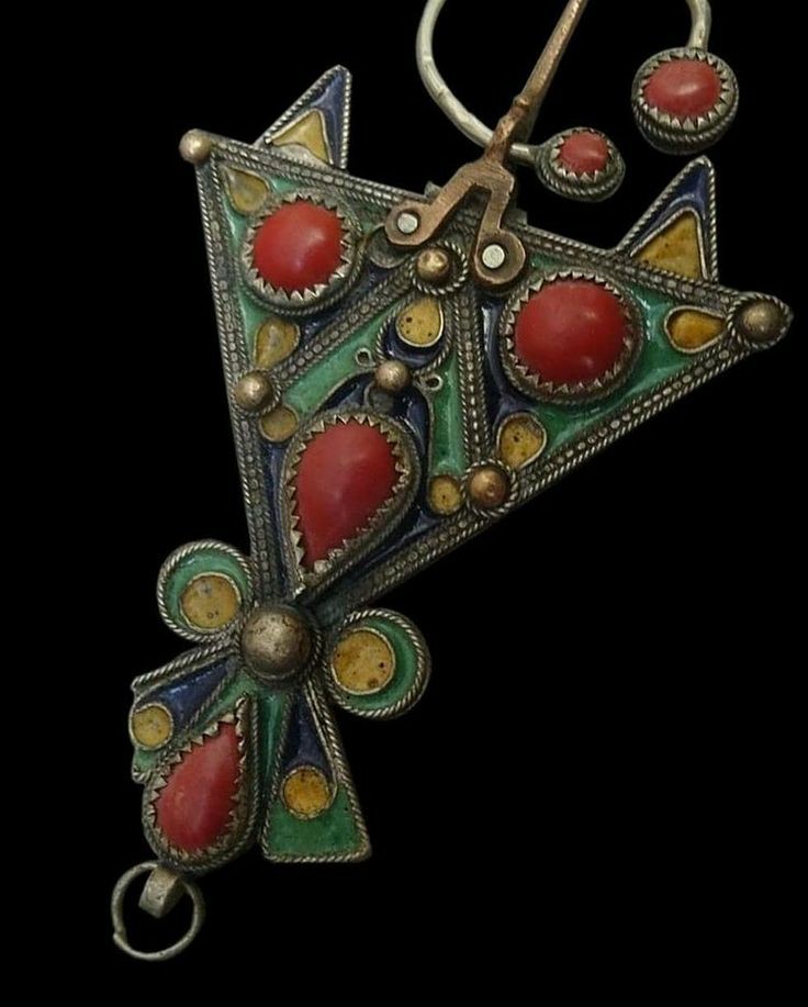 05_amazigh's tweet photo. ابزيم منطقة القبائل مع منطقة الاوراس
الذي علي يسار خاص بالاوراس والذي على اليمين خاص بالقبائل
#Algérie #algeria #dzai #aure #kabylie https://t.co/eJuZVXnSRE