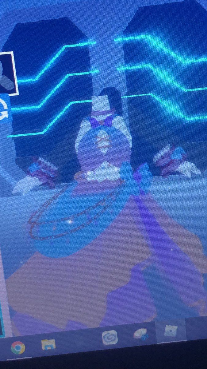 _nearnihil's tweet photo. #rhoutfithack #rhoutfithacks #royalehigh #rhtc OUTFIT HACK!
Sewer rat, small, any corset + skirt that covers the rat, and dd gloves, the same as your skin tone! Boom! Free floating arms! (May also use cuffs such as dv cuffs to cover the bow) https://t.co/0dFxb7cnSc