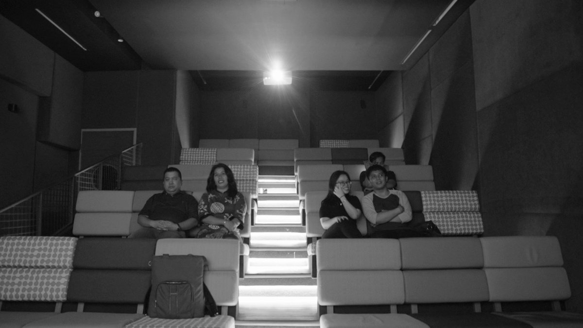 End of Tunnel
Garry Christian, Indonesia, 2021

Tentang tiga individu tunanetra dengan kadar keterbatasan penglihatan yang berbeda-beda. Ketiganya memiliki kegemaran terhadap perfilman sebagai sebuah karya seni dan medium produksi, dan mengekspresikan kegemaran mereka.