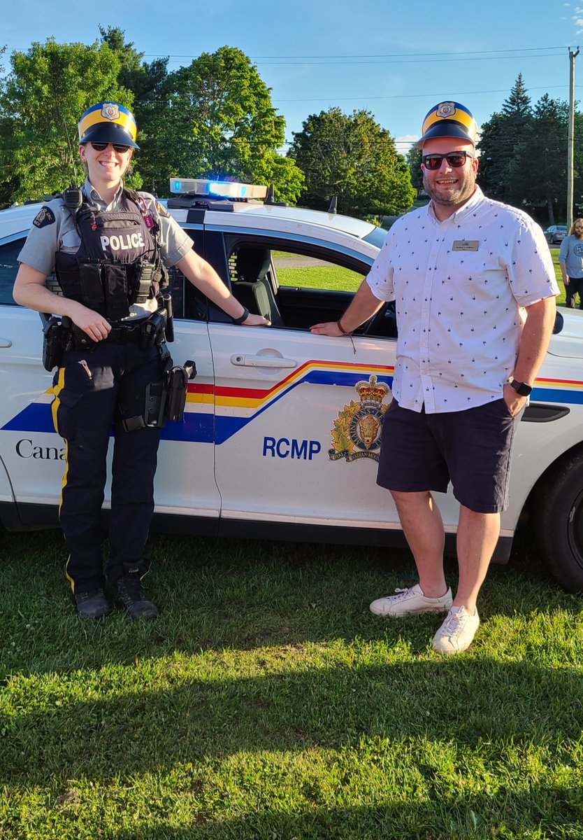 Yesterday evening, #CodiacRegionalRCMP member Cst. McNeil attended the #Riverview Wards 1 and 2 Block Party at Hawthorne Park. She and Mayor Leblanc watched some of the kids play with the miniature RCMP cruiser, while having some fun of their own! Thank you!