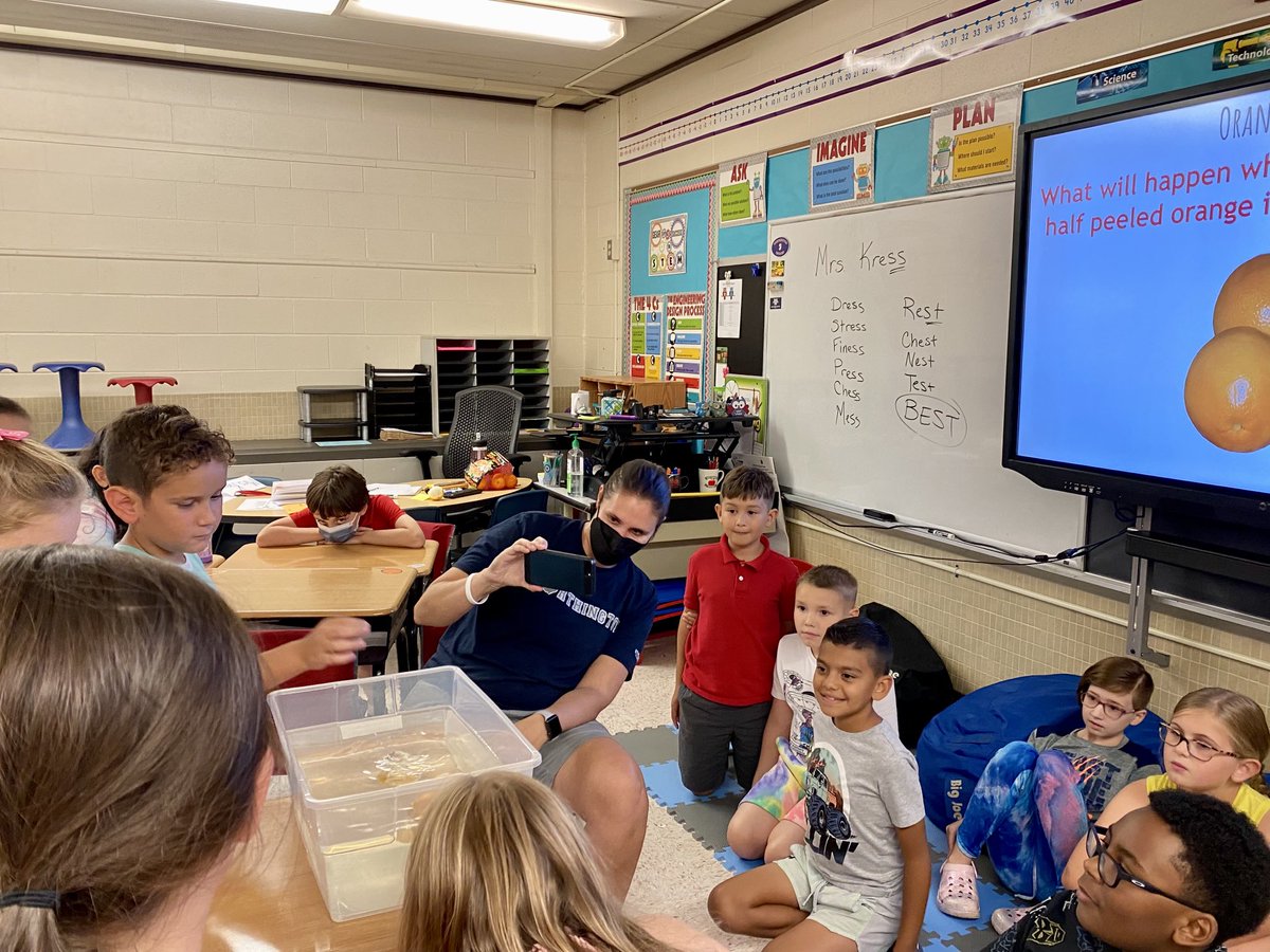 ⁦<a href="/WESOwls/">WES Owls</a>⁩ working through the scientific method on the first day of school! #willtheorangefloat? #why? #itsworthit ⁦<a href="/ArinKress/">Arin Kress</a>⁩ ⁦<a href="/wcsdistrict/">Worthington Schools</a>⁩