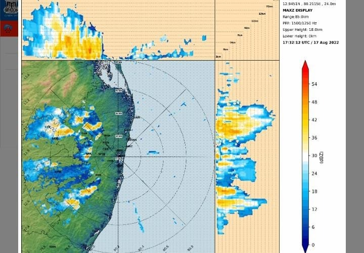 saran_2016's tweet photo. Chennai city should watch out right now for those juicy NW bands hoping to intensify⛈️
More these storms come near coasts, they should strengthen due to decent CAPE along the coastals. 
Rest of the bands which are W/SW of Chennai will move towards South Chennai😍

#ChennaiRains https://t.co/fO8VxGFxu9