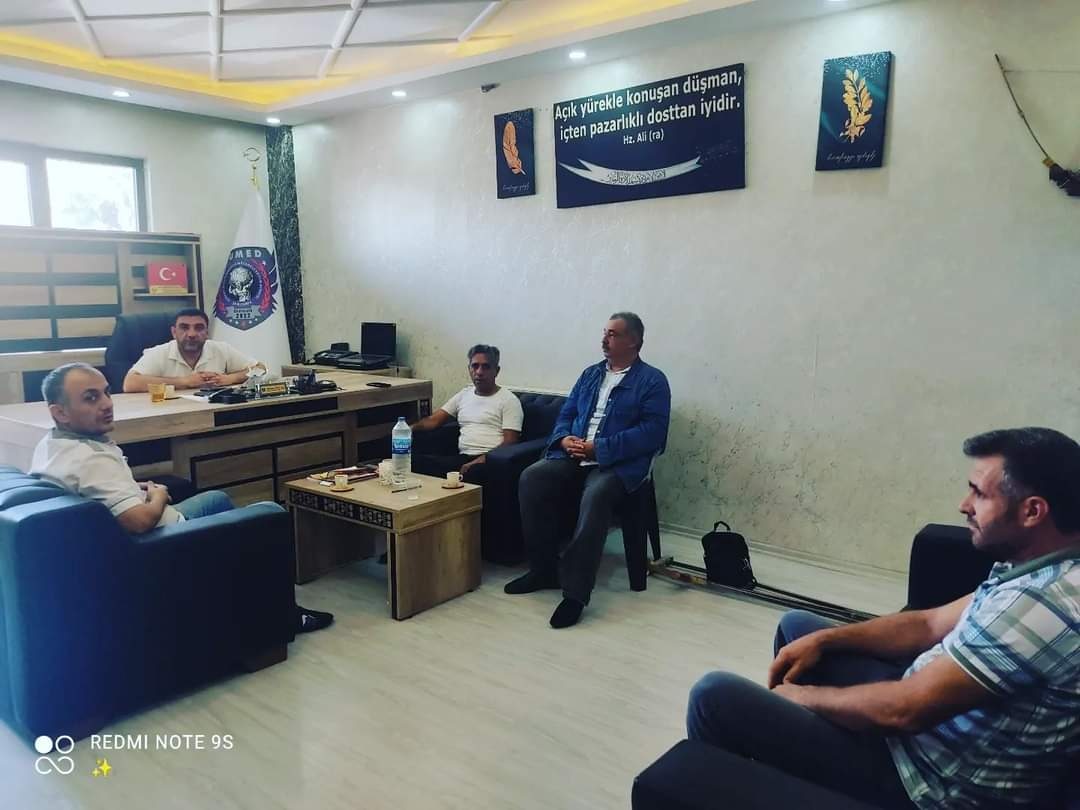 IleKuresel's tweet photo. KUMED GENEL merkezimizi ziyarete gelen amcamız oğlu Ali Kılıç ve kirvesi Urfa'nın esnaflarından Vedat Türkmen dostlarımızla Derneğimizin amacı ve faaliyetleri ile ilgili istisarelerde bulunduk kendilerinden fakir fukara için ekmek yardımı yapacaklarının sözünü aldık. https://t.co/38lMQIA7eB