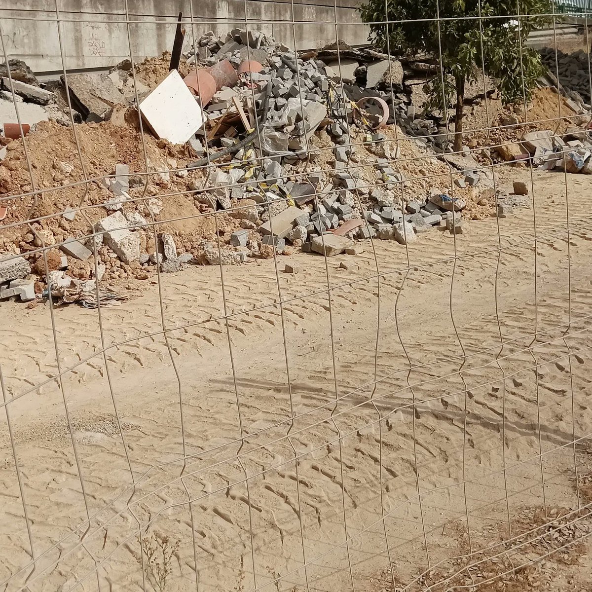 MairenaDecide's tweet photo. Rotonda de Cavaleri. #obras . Protejamos a nuestros vecinos de #AccidenteVial #ruidos y #señalizacion adecuada para evitar #accidentes. 
#objetivomairenaaljarafe #mairena50000 #28Mayo2023 https://t.co/18VaPmlug0