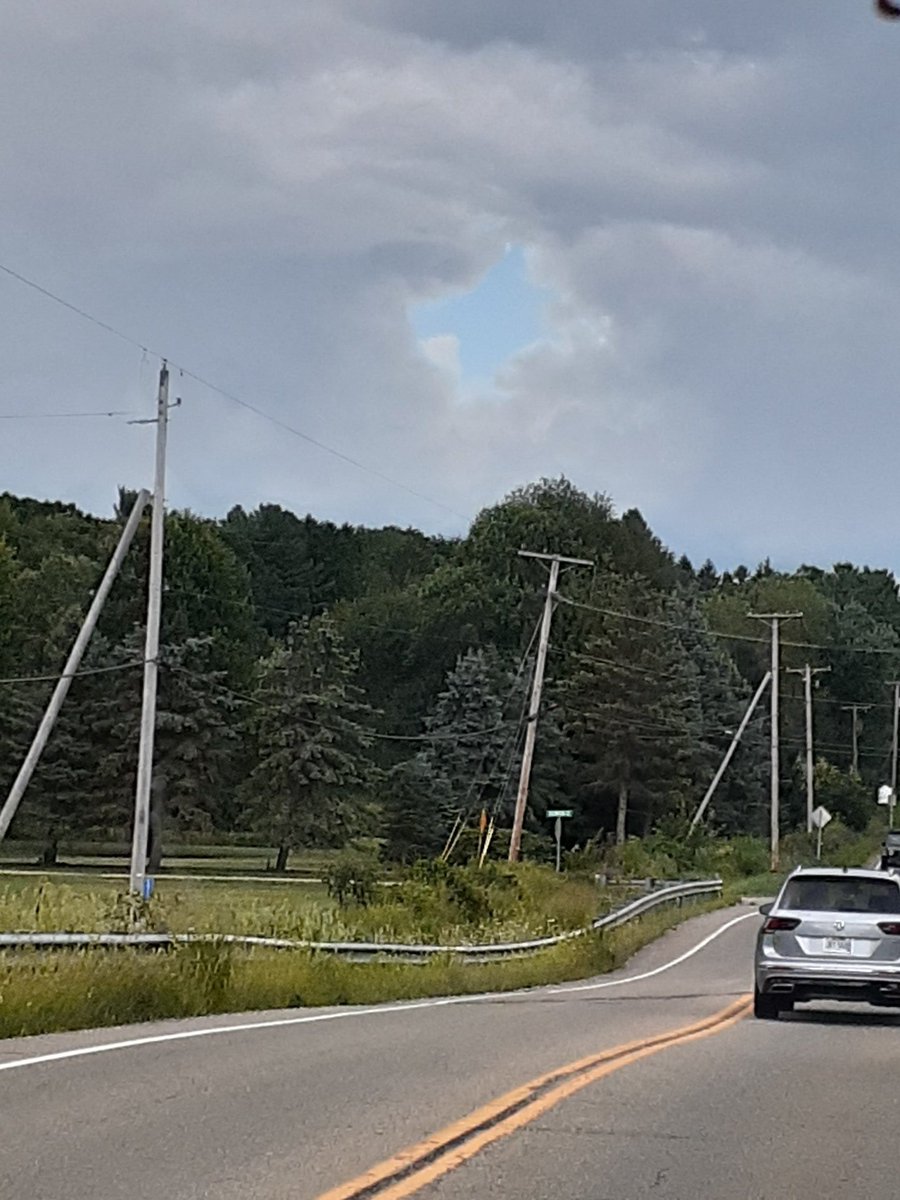 @AndreBernier @BetsyKling @MarkJWeather @SamRobertsWX Please Shoutout This on tv with my radio station Twitter page please Wierd shaped cloud with sunshine trying to peak through the clouds in Canton Ohio/Perry Township Ohio