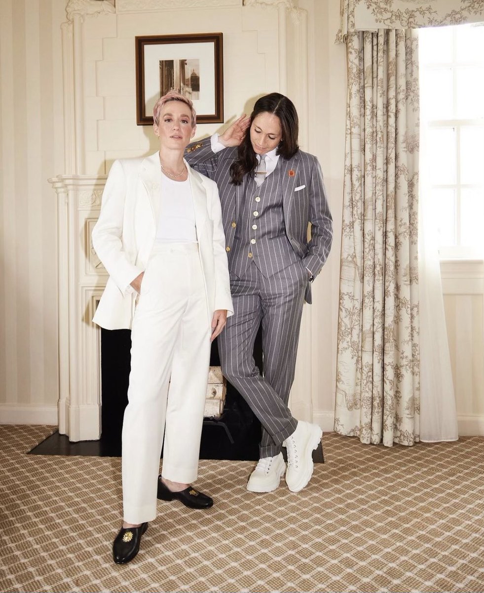 soccer_crush's tweet photo. Oh you so faaaancy!
Some of our favorite #WCW dressed to ✨impress✨
#HBDBeth #COTW @mPinoe @ChristenPress @TobinHeath @alexmorgan13 #USWNT #woso https://t.co/H1cGZrumV1