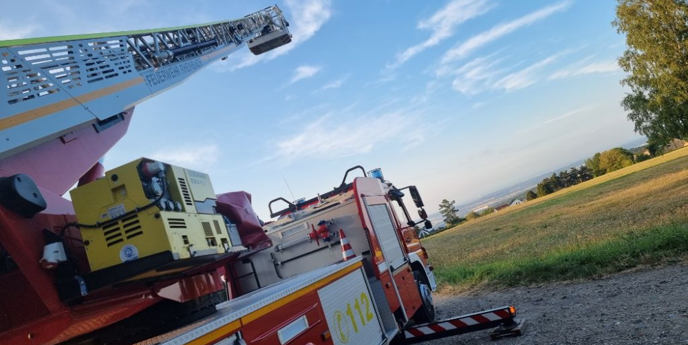 FF_Rheinbach's tweet photo. #Feuerwehrromantik? 😍 Auch ... 🙂 Vor allem aber: ein #Kommunikationstest. 🤓
Heute testen wir alle Wege der #Feuerwehr-#Kommunikation im gesamten Stadtgebiet. 🚒 #Digitalfunk, #Analogfunk, #Mobilfunk, ... Die #Drehleiter dient dabei als temporärer Repeater für den Digitalfunk. https://t.co/pvGtwobxtM