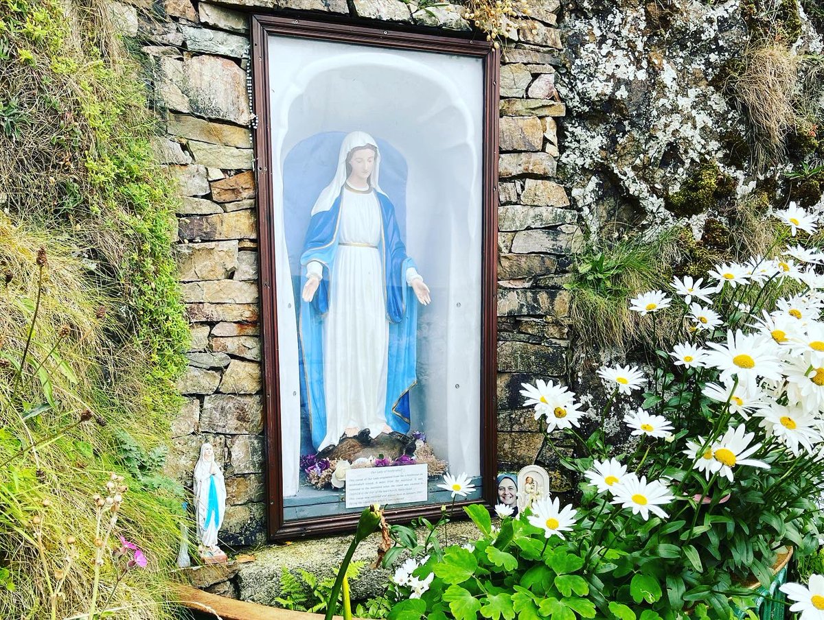 DunleavyBernard's tweet photo. Nothing says ‘Holiday with Dad’ quite as precisely as an expedition to find the local holy well! #WeeHouseOfMalin #SaintMuirdhealachsWell #OurLadyOfInishtrahull #Inishtrahull #MalinHead #Inishowen #Donegal @govisitdonegal @visit_donegal @wildatlanticway https://t.co/RoeXRLzqL8