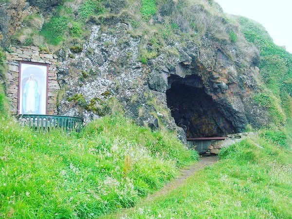 DunleavyBernard's tweet photo. Nothing says ‘Holiday with Dad’ quite as precisely as an expedition to find the local holy well! #WeeHouseOfMalin #SaintMuirdhealachsWell #OurLadyOfInishtrahull #Inishtrahull #MalinHead #Inishowen #Donegal @govisitdonegal @visit_donegal @wildatlanticway https://t.co/RoeXRLzqL8